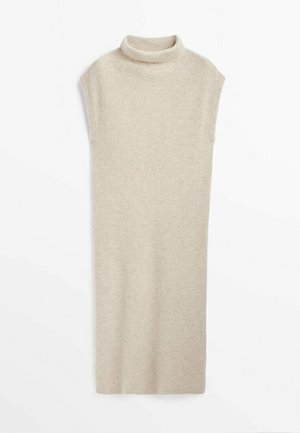 Robe en maille beige avec un col roulé haut et des manches courtes. Présente une silhouette moulante et une texture côtelée sur toute la surface.