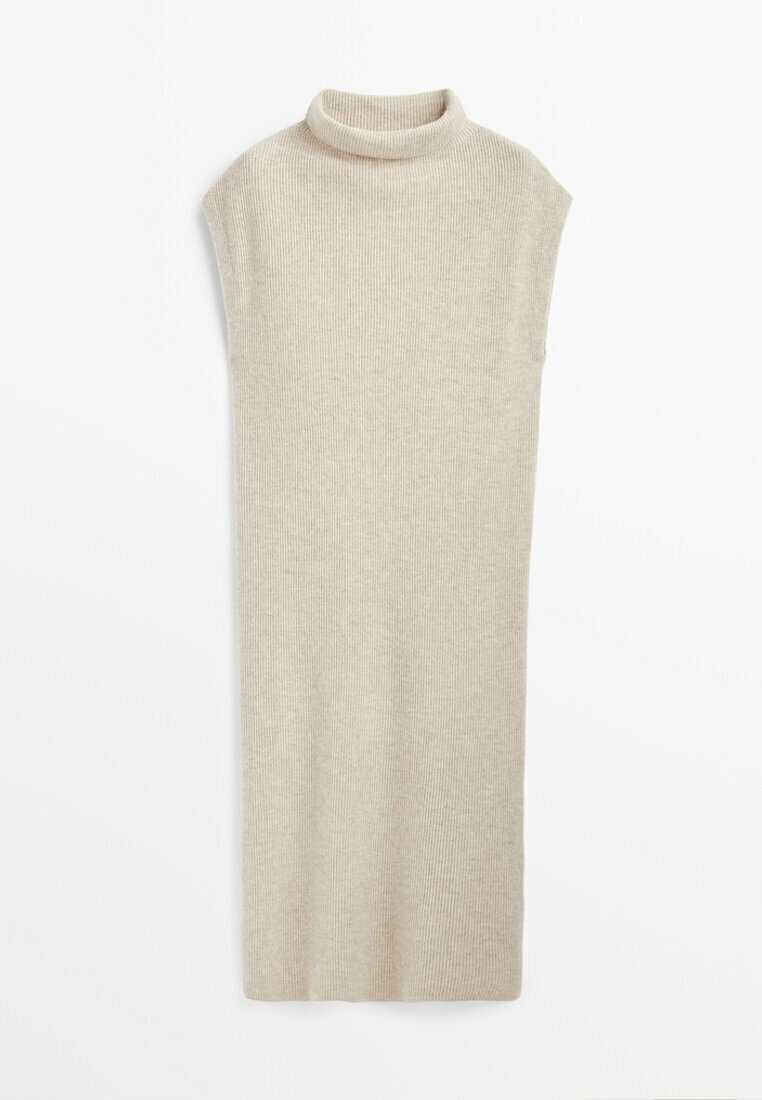 Robe en maille beige avec un col roulé haut et des manches courtes. Présente une silhouette moulante et une texture côtelée sur toute la surface.