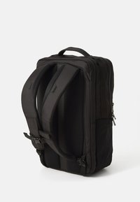Schwarzer rechteckiger Rucksack mit gepolsterten Schultergurten, atmungsaktivem Rückenpanel, seitlichem Fach und Tragegriff oben vor einem schlichten weißen Hintergrund.