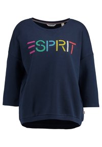 Sudadera azul marino con mangas de tres cuartos y logo "ESPRIT" en letras a rayas coloridas en el pecho.