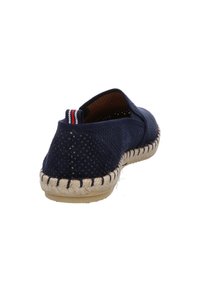 Marineblauer perforierter Slip-On-Schuh mit geflochtener Jutesohle und einem rot-weiß-blau gestreiften Zuglasche an der Ferse.