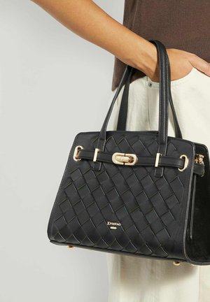 Borsa a mano in pelle nera intrecciata con ferrature color oro, forma rettangolare, due manici superiori e dettaglio del logo sul davanti.
