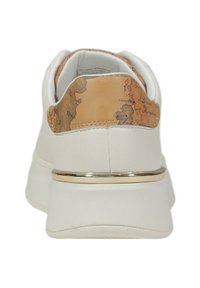 Sneaker bianco con tallone a motivi mappa, superficie liscia, accento metallico attorno alla suola, forma arrotondata e colletto imbottito.