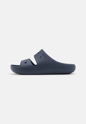 Sandali blu navy slip-on realizzati in gomma leggera, con punta aperta, ritagli laterali per ventilazione e suole testurizzate per una migliore presa.