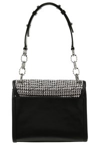 Pieni musta nahkakäsilaukku, jossa on teksturoitu mustavalkoinen läppä ja hopeinen ketjuolkain, jossa on geometrisia korostuksia.