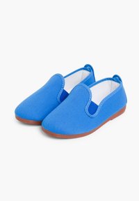 Blauwe stoffen instappers met een gladde textuur, ronde neus, elastische zijkanten en bruine rubberen zolen.