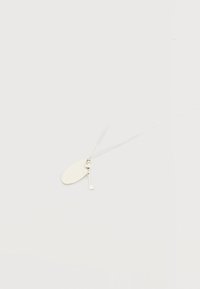 Λεπτό ασημένιο κολιέ με αλυσίδα και δύο κρεμαστά: ένα μικρό κλειδί σε vintage στυλ και ένα οβάλ μενταγιόν.