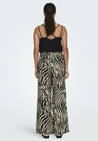 JDY PALAZZO SCHLUPF MIT LOCKER WEITEM BEINSCHNITT - Broek - schwarz