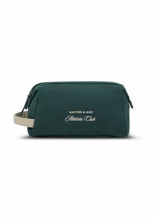 Dunkelgrüne rechteckige Kulturtasche mit beigem Griff und "Kapten & Son Athletic Club" in Weiß auf der Vorderseite bedruckt.
