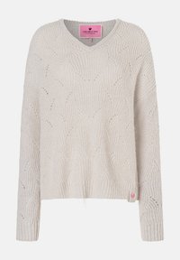 Helle beige Strickjacke mit V-Ausschnitt, die ein strukturiertes Wellenmuster und ein kleines pinkes Logodetail am unteren Saum aufweist.