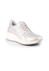 Zapatilla atlética sintética plateada con punta redondeada, cierre con cordones, diseño perforado y suela de cuña blanca.