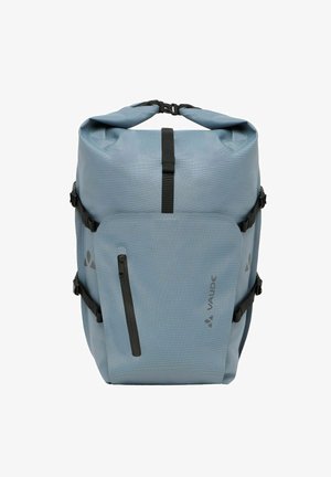 Blauer wasserdichter Rucksack aus strukturiertem Material. Verfügt über verstellbare schwarze Träger, eine vordere Reißverschlusstasche und einen Rolltop-Verschluss.