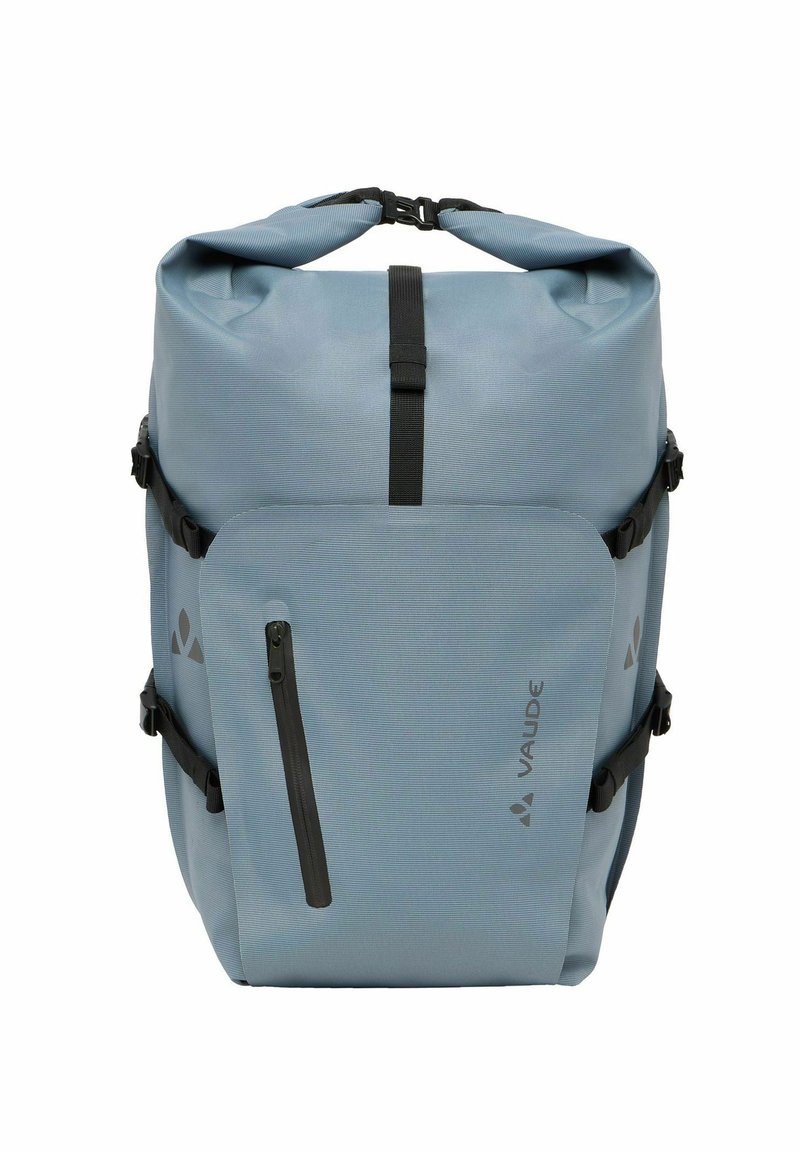 Blauer wasserdichter Rucksack aus strukturiertem Material. Verfügt über verstellbare schwarze Träger, eine vordere Reißverschlusstasche und einen Rolltop-Verschluss.