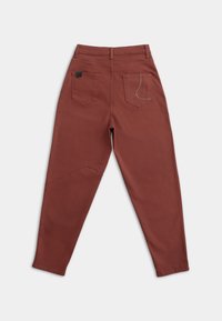 Roestkleurige broek met een slim fit, twee achterzakken en zichtbare stiksel-details. Gladde textuur met een strak design.