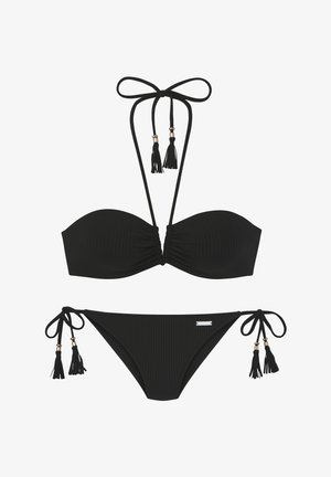 Zwarte geribbelde bikini met een bandeau-top met een knoop en franjes, en bikini-broekjes met zijbinders en franjes.