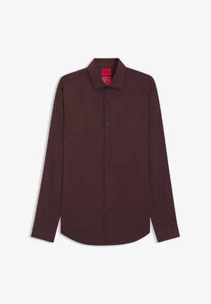 Camisa de manga larga color burdeos hecha de tela suave con cuello abotonado, botones negros y etiqueta interior roja.