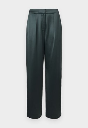 Pantalones de satén de tiro alto en verde oscuro con plisados, diseño de pierna recta y puños enrollados; textura suave y estilo minimalista.