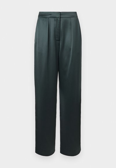 Visoke tamnozelene satenske hlače s nabranim detaljima, ravnog kroja i uvrnutim manšetama; glatka tekstura i minimalistički stil.