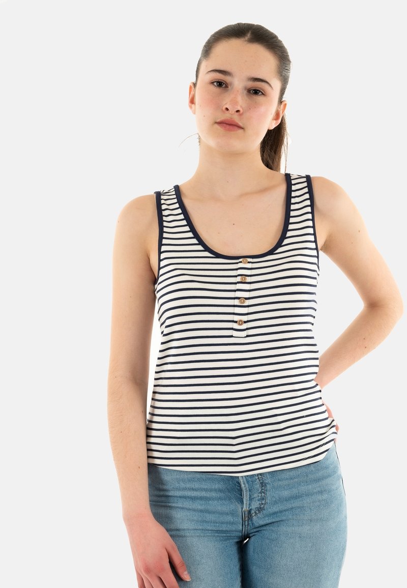 Top de tirantes a rayas en blanco y azul marino, con escote redondo, tapeta de tres botones y un diseño ajustado. Fabricado en suave algodón.