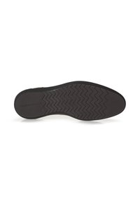 Suela de zapato de goma negra con un patrón de tracción en zigzag, forma redondeada y bordes suaves. Presenta un logotipo en relieve cerca del área del talón.