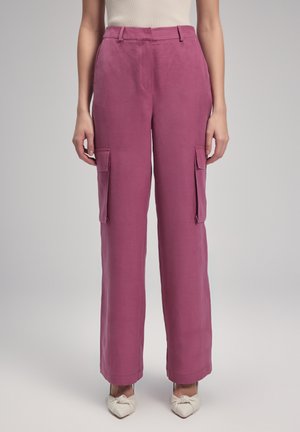 Rosa Leinen-Cargo-Hosen mit weitem Bein, Fronttaschen und zwei seitlichen Cargotaschen. Flacher Bund mit Gürtelschlaufen und einer glatten Textur.