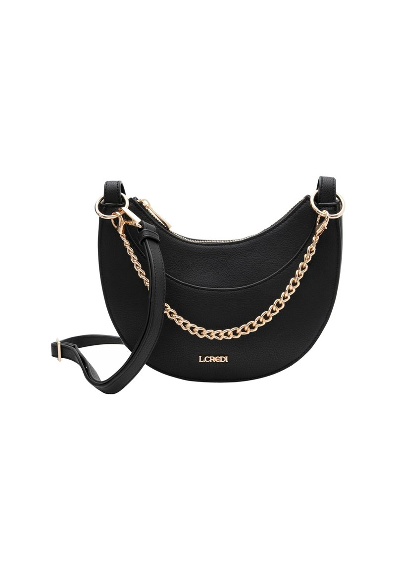Sac à épaule en cuir noir avec un design incurvé, doté d'une chaîne en ton or comme accent, d'une sangle réglable et d'une fermeture zippée. Logo LCREDI sur le devant.