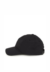Casquette de baseball noire avec une visière structurée et un tissu souple. Comprend une petite étiquette de marque sur le côté et des œillets de ventilation sur le dessus.
