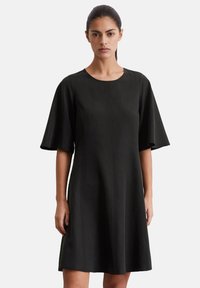 Zwart kortmouwen jurk met een ronde halslijn en een losse pasvorm, met verticale stiksels voor extra detail en een gladde stof textuur.