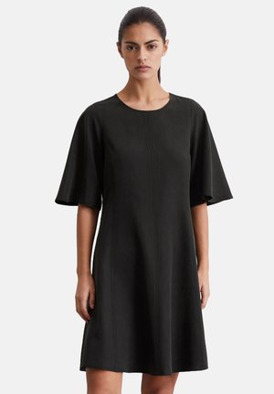 Schwarzes Kurzarmkleid mit Rundhalsausschnitt und lockerer Passform, das vertikale Nähte für zusätzlichen Details und eine glatte Stofftextur aufweist.