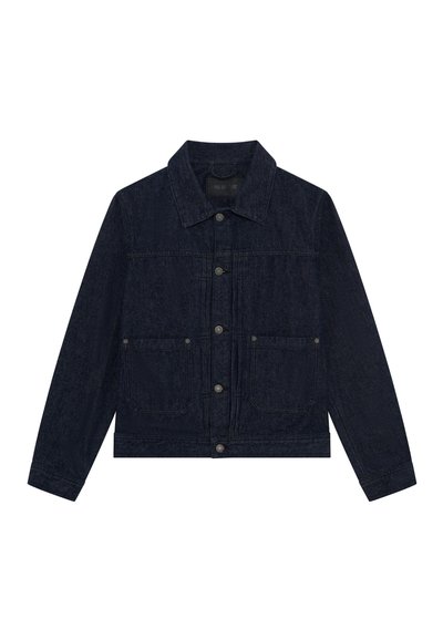 Chaqueta de mezclilla azul oscura con cierre de botones en el frente, dos bolsillos en el pecho y un collar clásico; cuerpo estructurado y mangas largas.