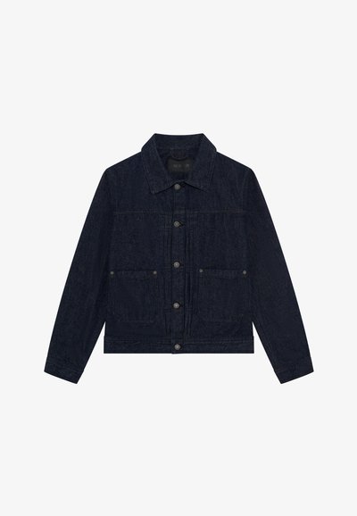 Donkerblauwe spijkerjacket met een knoopsluiting aan de voorkant, twee borstzakken en een klassieke kraag; gestructureerd lijf en lange mouwen.