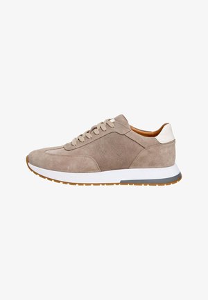 Baskets en daim marron clair avec des lacets beige, un talon en cuir blanc et une semelle en caoutchouc avec un subtil accent gris.