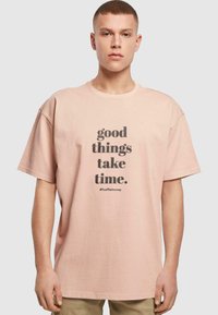 Merchcode GOOD THINGS TAKE TIME HEAVY  TEE - Trükipildiga T-särk - amber