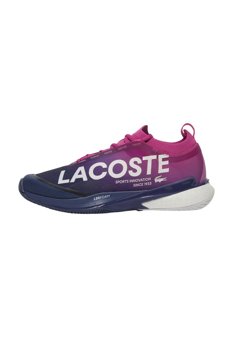 Scarpa da corsa Lacoste con una tomaia sfumata in viola e blu navy, grande marchio bianco, suola texturizzata e una linguetta per il tallone.