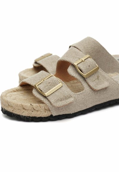 Sandali scivolati in tessuto beige con due cinturini regolabili e fibbie dorate. Accento in corda di juta attorno alla suola, suola in gomma nera testurizzata.