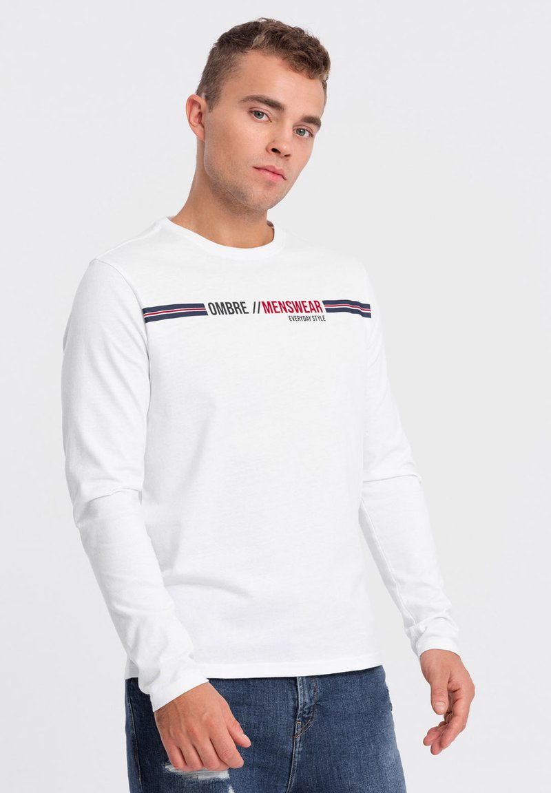 Weiße Langarmbluse mit Rundhalsausschnitt und roten, grauen und marineblauen horizontalen Streifen über der Brust, mit dem Text "OMBRE // MENSWEAR".