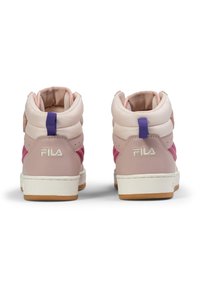 Zapatillas altas con parte superior de cuero color rosa claro, cuello acolchado y suela blanca. Presenta acentos en púrpura y rosa. Logo de Fila en el talón.