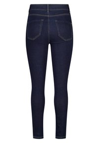 Jeans skinny bleu foncé à taille haute, dotés de deux poches arrière et de coutures jaunes contrastantes. Texture en denim lisse.