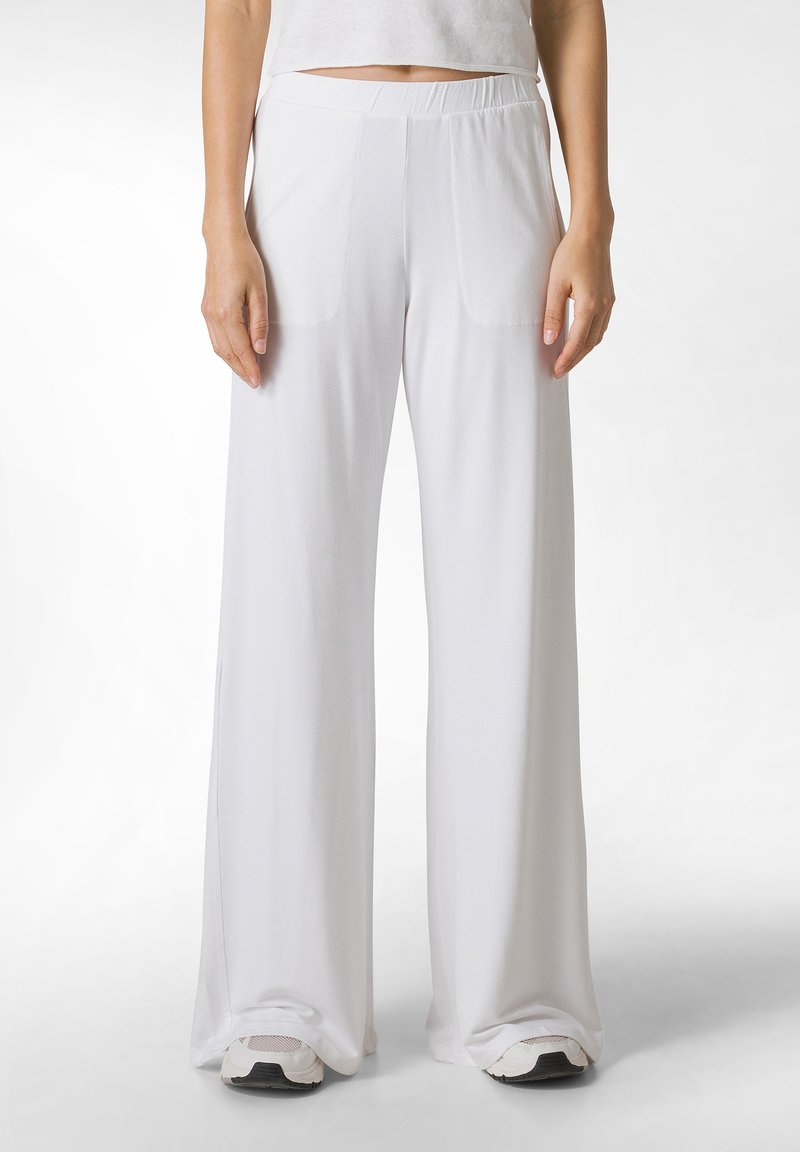 Hvide brede bukser lavet af blødt stof, med elastisk talje og sidelommer. Glat tekstur med en afslappet pasform.