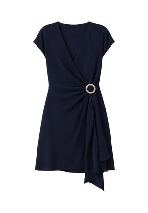 Abito corto a maniche corte blu navy con scollo a V e dettaglio asimmetrico drappeggiato fissato da una fibbia circolare in vita.