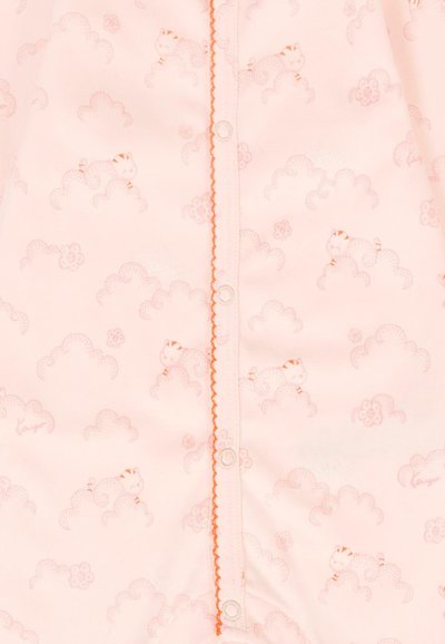 Tessuto rosa soffice con bottoni a pressione, decorato con un bordo scallop arancione chiaro e un motivo di gattini e nuvole.