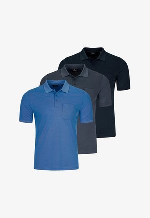 Drei kurzärmelige Poloshirts mit Kragen und Knopfleiste in den Farben Blau, Grau und Schwarz, jeweils mit einer Brusttasche versehen.