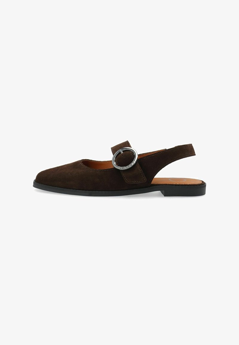 Σκούρο καστανό σουέντ παπούτσι τύπου slingback με στρογγυλεμένη μύτη και ασημένια στρογγυλή αγκράφα σε μαύρη σόλα.