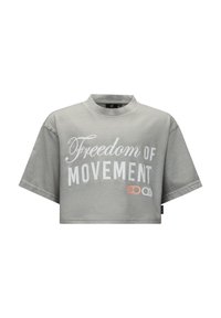 Graues, kurzes T-Shirt mit hohem Kragen und weit geschnittenen Ärmeln. Mit fettem weißen Text "Freiheit der Bewegung" und einem farblich abgesetzten Knopf.
