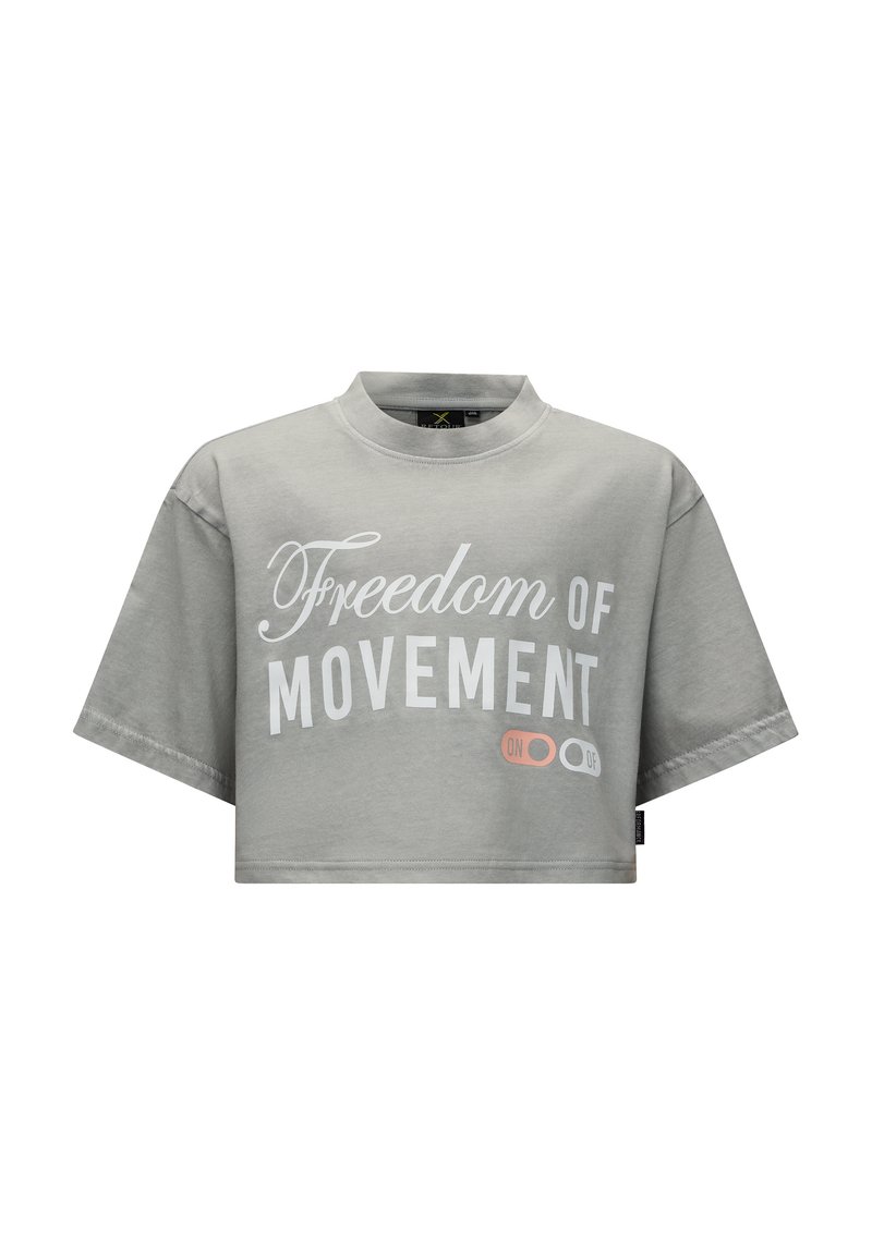Graues, kurzes T-Shirt mit hohem Kragen und weit geschnittenen Ärmeln. Mit fettem weißen Text "Freiheit der Bewegung" und einem farblich abgesetzten Knopf.