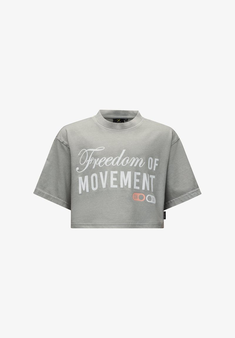 Szara krótka koszulka z wysokim dekoltem i szerokimi rękawami. Posiada wyraźny biały napis "Wolność ruchu" oraz przyciągający uwagę kolorowy guziczek.