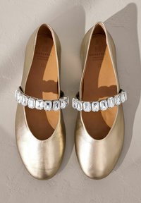 Next REGULAR FIT - SIGNATURE STRAP - Riemchenballerina - gold
