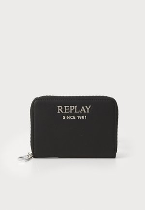 Portafoglio nero con zip, realizzato in materiale morbido, caratterizzato dal logo argento "REPLAY SINCE 1981". Forma rettangolare con un design minimalista.
