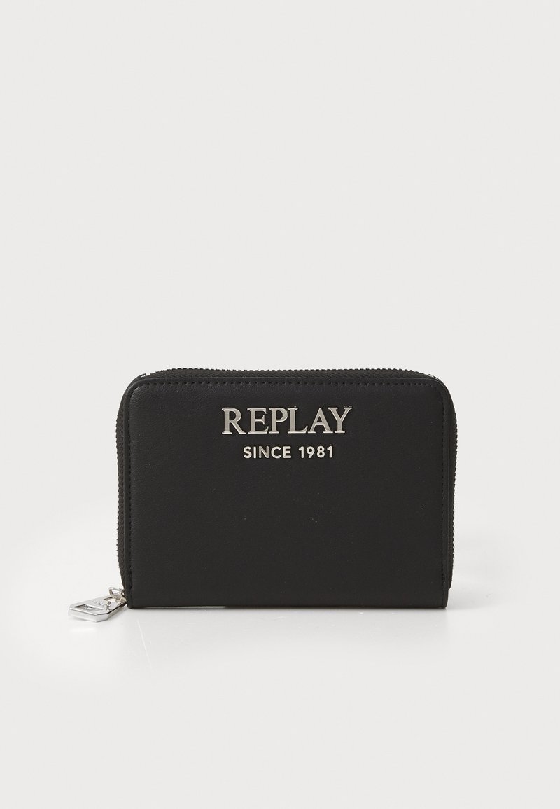 Portafoglio nero con zip, realizzato in materiale morbido, caratterizzato dal logo argento "REPLAY SINCE 1981". Forma rettangolare con un design minimalista.