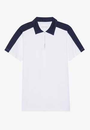 Witte poloshirt met marineblauwe schouderpanelen, ritskraag, korte mouwen en een gladde textuur. Eenvoudig design en lichte stof.